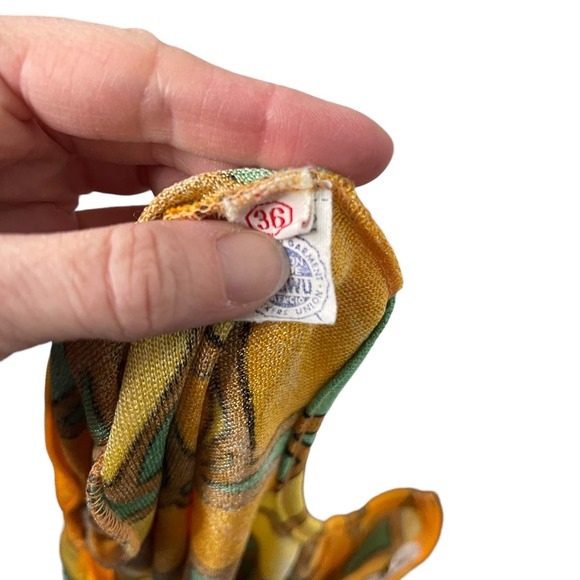 Vintage Women's  1960s crewneck long sleeve knit back zip USA made shirt- 36 - Picture 8 of 8